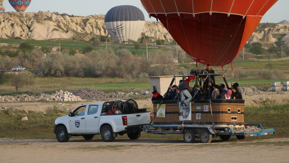 Goreme: Budget Hot Air Balloon Ride over Cappadocia - A professional crew with a friendly touch