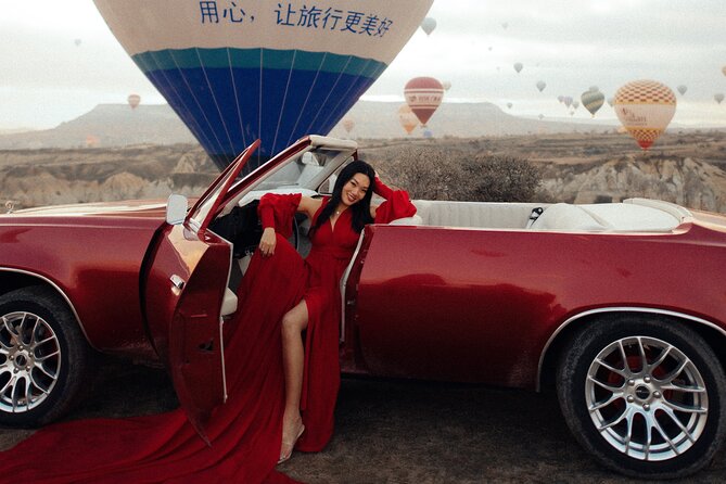 Private Classic Car Sunrise Balloon Chasing Experience - Photo help from the driver