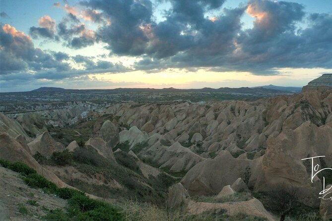 Red & Rose Valley Sunset Hiking Tour with a Trekking Dog "Oscar" - The cafe stop above the Valley of Roses